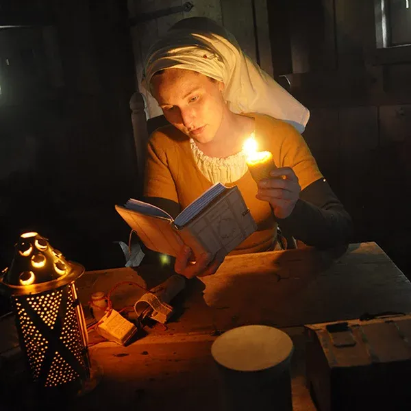 Mittelalter_Digital_Interview_Pilgern_wie_im_Mittelalter_HistoFaber_Arbeiten_bei_Kerzenschein_02.webp