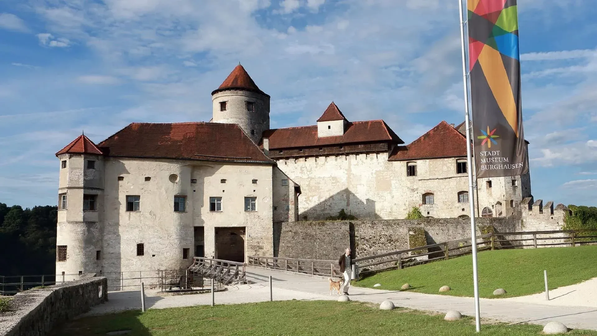 Mittelalter_Digital_News_Echte_Schwerter_statt_virtueller_Welten_Burg_Museen_Bayern_Burghausen_Museum.webp