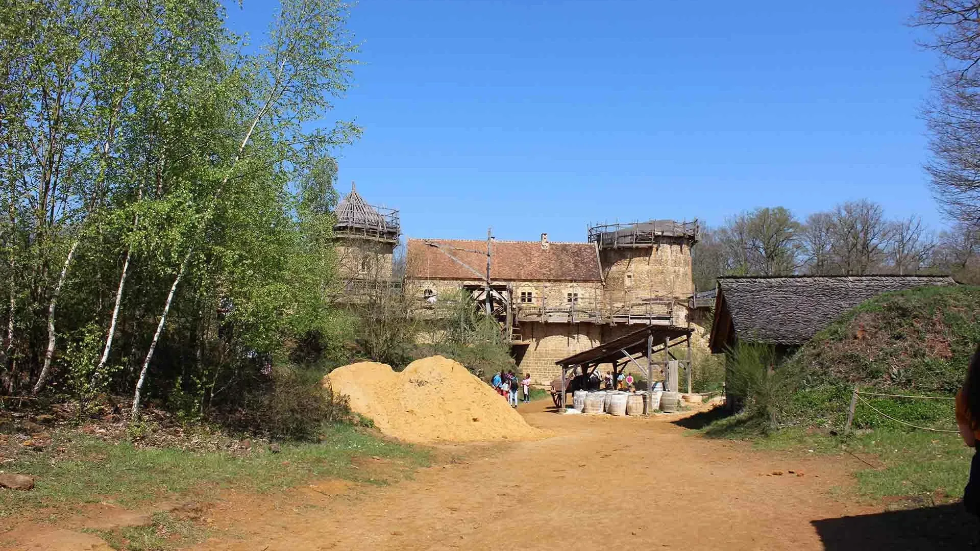 Mittelalter_Digital_Rezension_Leben_wie_ein_Burgherr_in_Frankreich_Guedelon_Ansicht.webp